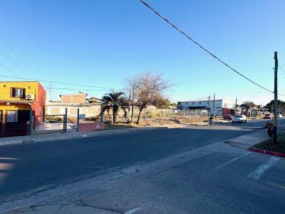 Terreno de 314 m2 con construcción, sobre Avda. Ideal comercio y vivienda. Venta US$ 75.000. 