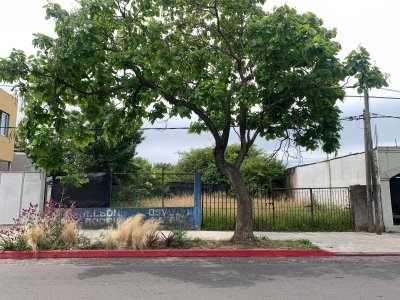Terreno Maldonado sobre avenida Lavalleja, 382 m2 , ideal locales, comercio, aptos, etc. Venta US$ 120.000.