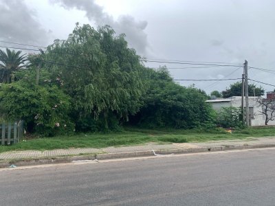 Terreno de 450m2, cont. Sarandí ideal construir deptos. para renta. Venta US$ 77.000.