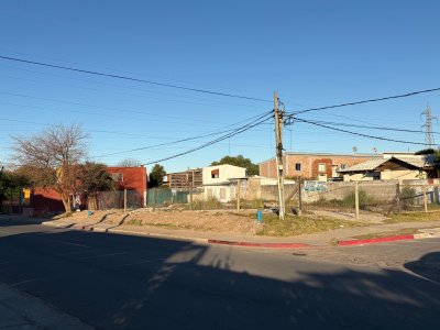 Terreno de 396m2 en venta! totalmente cercado con porton, en gran esquina, zona de alto transito.