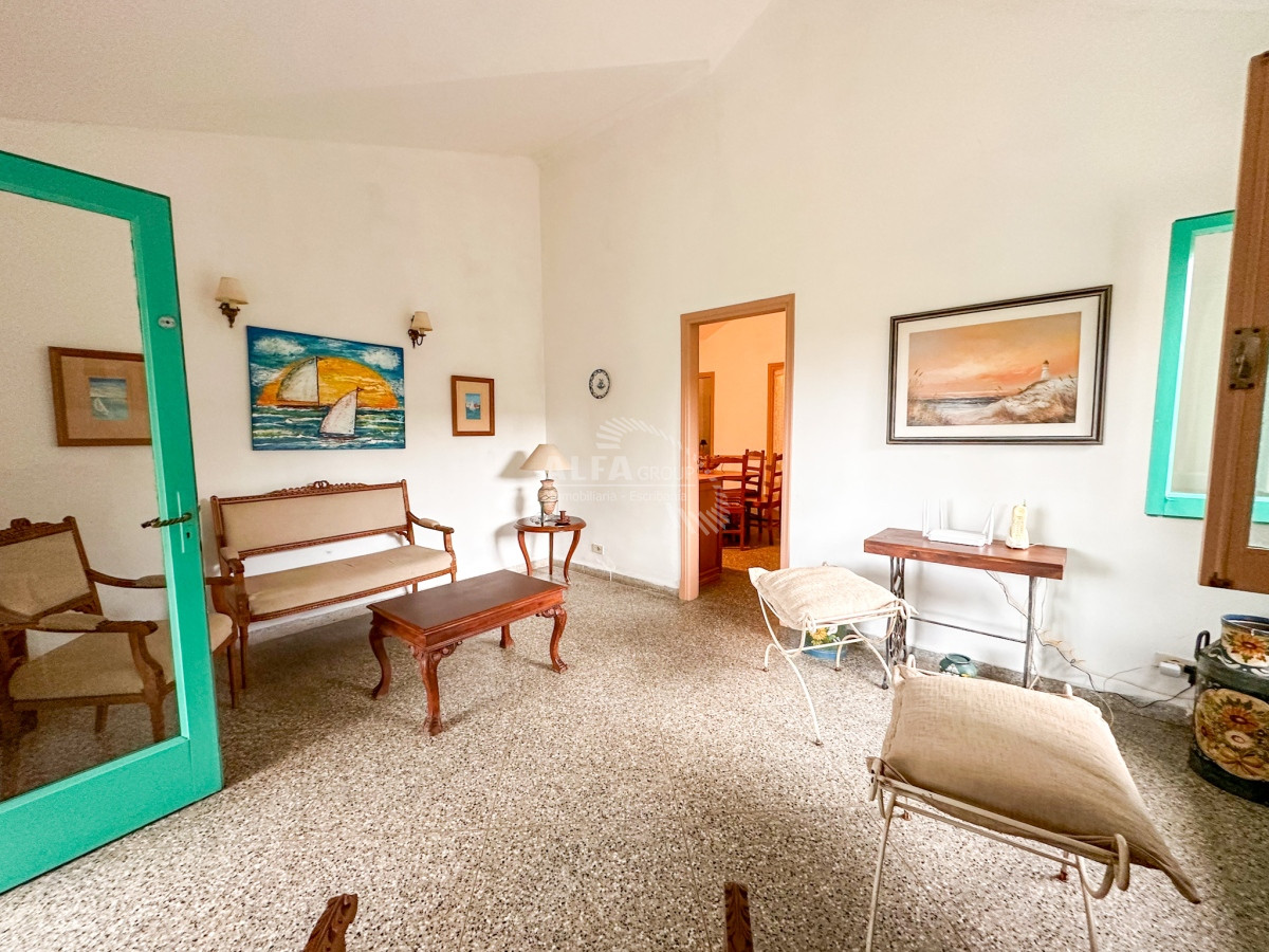 venta casa 2 dormitorios + dependencia de servicio completo 175 m2 edificados barbacoa garage y cochera imperdible punta del este las delicias  - alf6194c