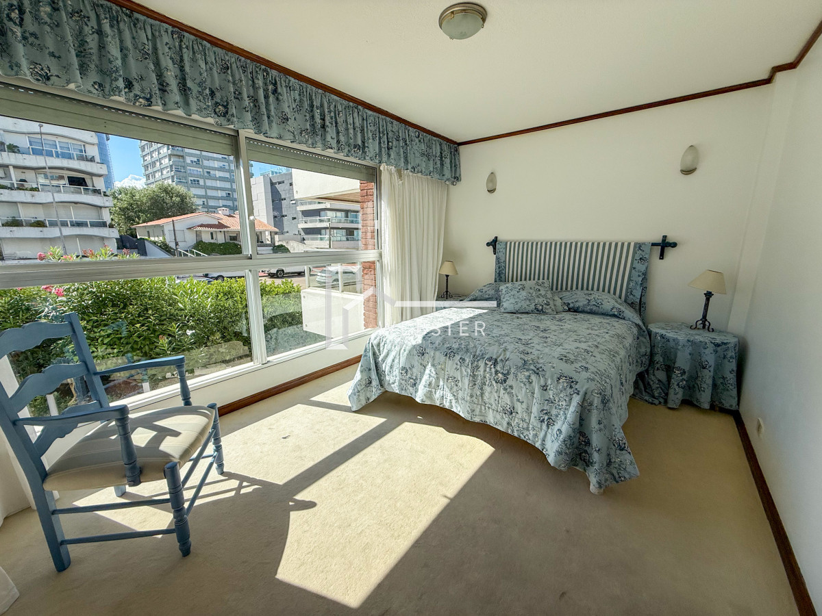 Apartamento ID.2024 - VENTA SEMI PISO PRIMERA LINEA PENINSULA VISTA DIRECTA AL MAR 3 DORMITORIOS + SERVICIO PUNTA DEL ESTE CON ESTUFA A LEÑA