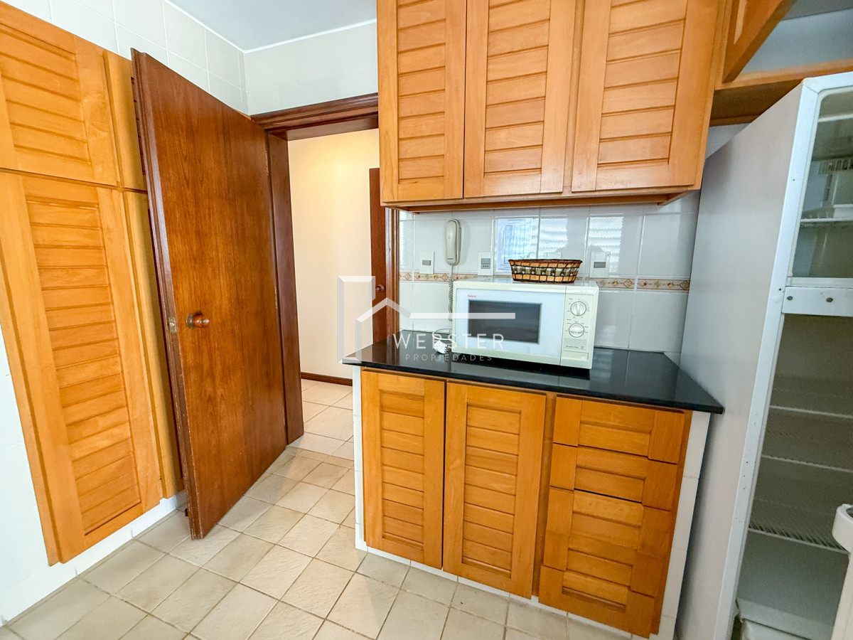 Apartamento ID.2024 - VENTA SEMI PISO PRIMERA LINEA PENINSULA VISTA DIRECTA AL MAR 3 DORMITORIOS + SERVICIO PUNTA DEL ESTE CON ESTUFA A LEÑA