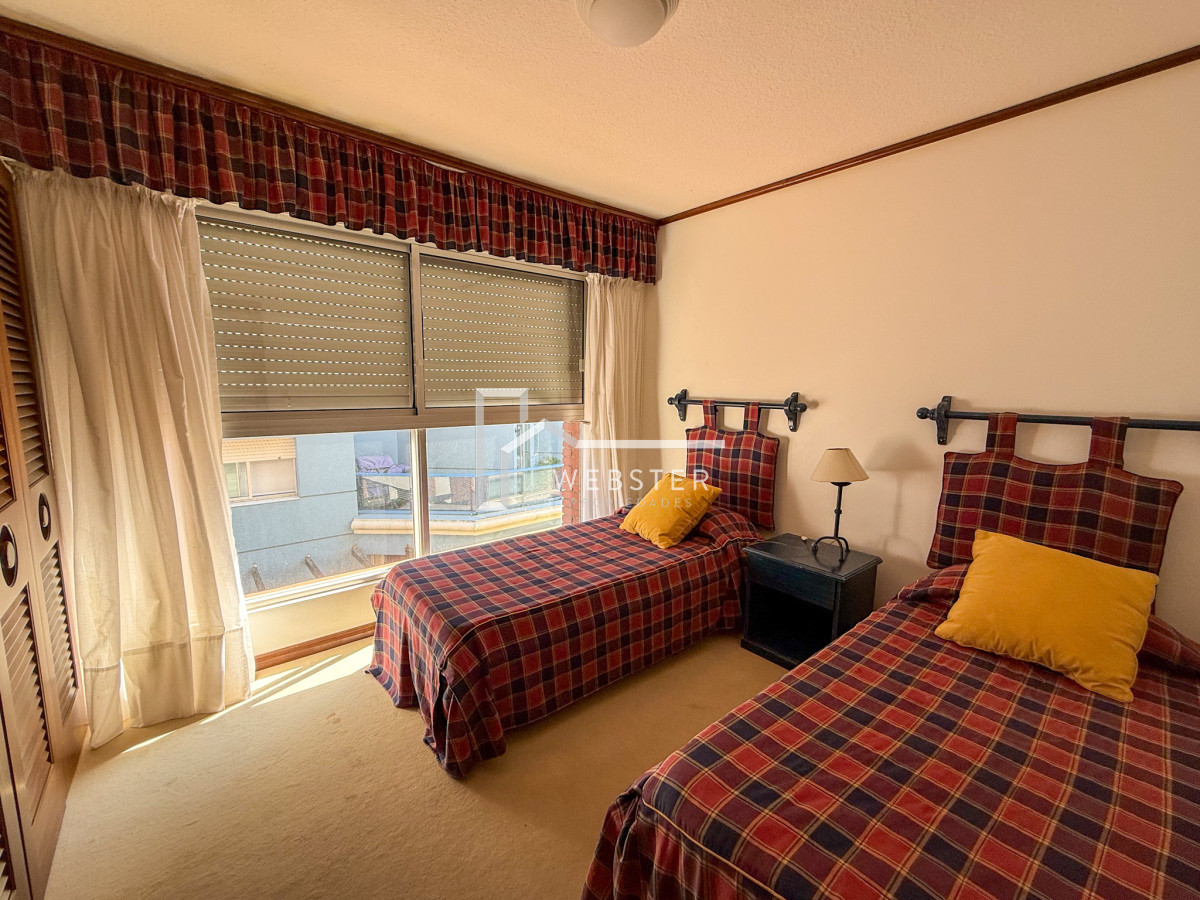 Apartamento ID.2024 - VENTA SEMI PISO PRIMERA LINEA PENINSULA VISTA DIRECTA AL MAR 3 DORMITORIOS + SERVICIO PUNTA DEL ESTE CON ESTUFA A LEÑA