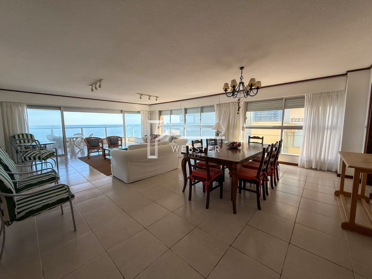 Apartamento ID.2024 - VENTA SEMI PISO PRIMERA LINEA PENINSULA VISTA DIRECTA AL MAR 3 DORMITORIOS + SERVICIO PUNTA DEL ESTE CON ESTUFA A LEÑA