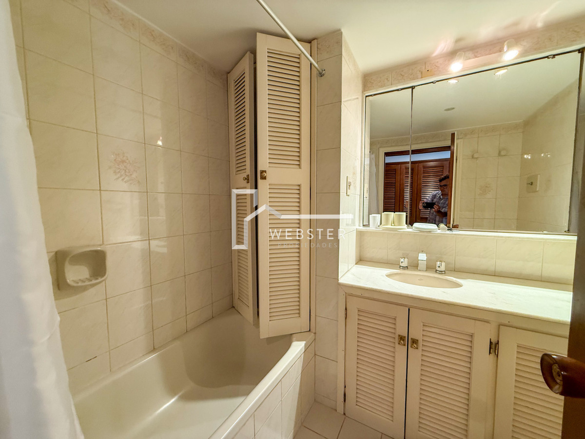 Apartamento ID.2024 - VENTA SEMI PISO PRIMERA LINEA PENINSULA VISTA DIRECTA AL MAR 3 DORMITORIOS + SERVICIO PUNTA DEL ESTE CON ESTUFA A LEÑA