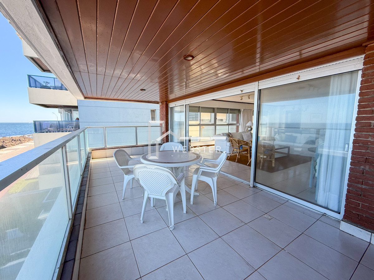Apartamento ID.2024 - VENTA SEMI PISO PRIMERA LINEA PENINSULA VISTA DIRECTA AL MAR 3 DORMITORIOS + SERVICIO PUNTA DEL ESTE CON ESTUFA A LEÑA