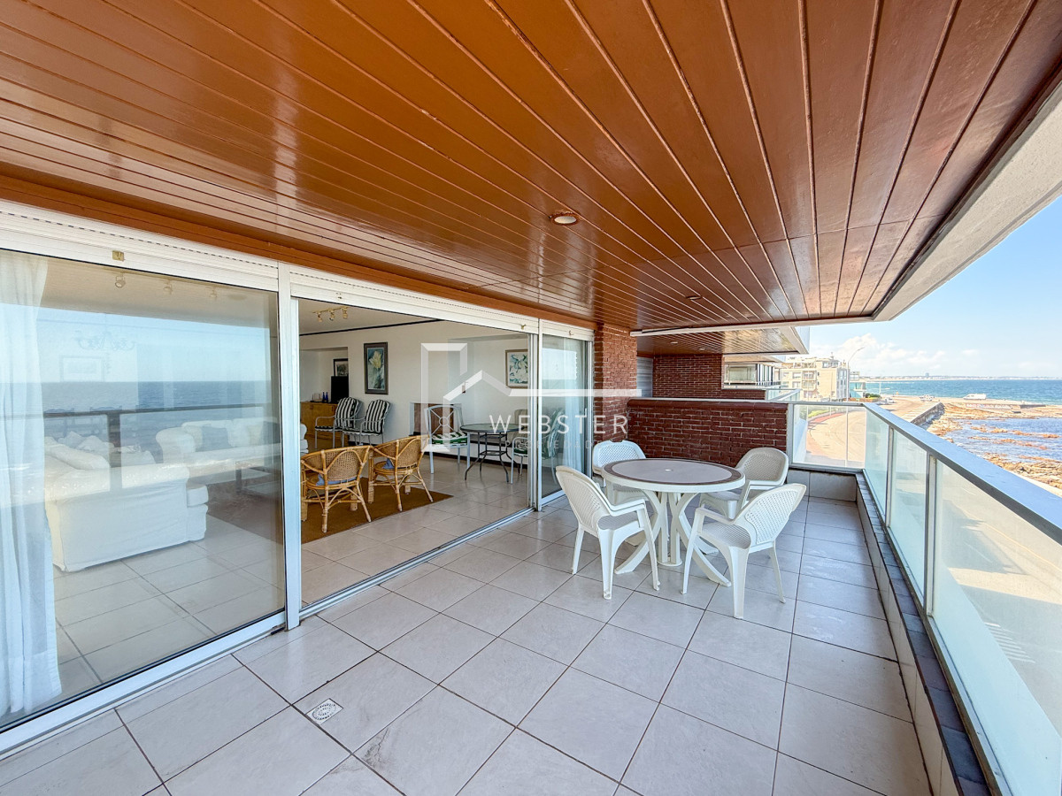 Apartamento ID.2024 - VENTA SEMI PISO PRIMERA LINEA PENINSULA VISTA DIRECTA AL MAR 3 DORMITORIOS + SERVICIO PUNTA DEL ESTE CON ESTUFA A LEÑA