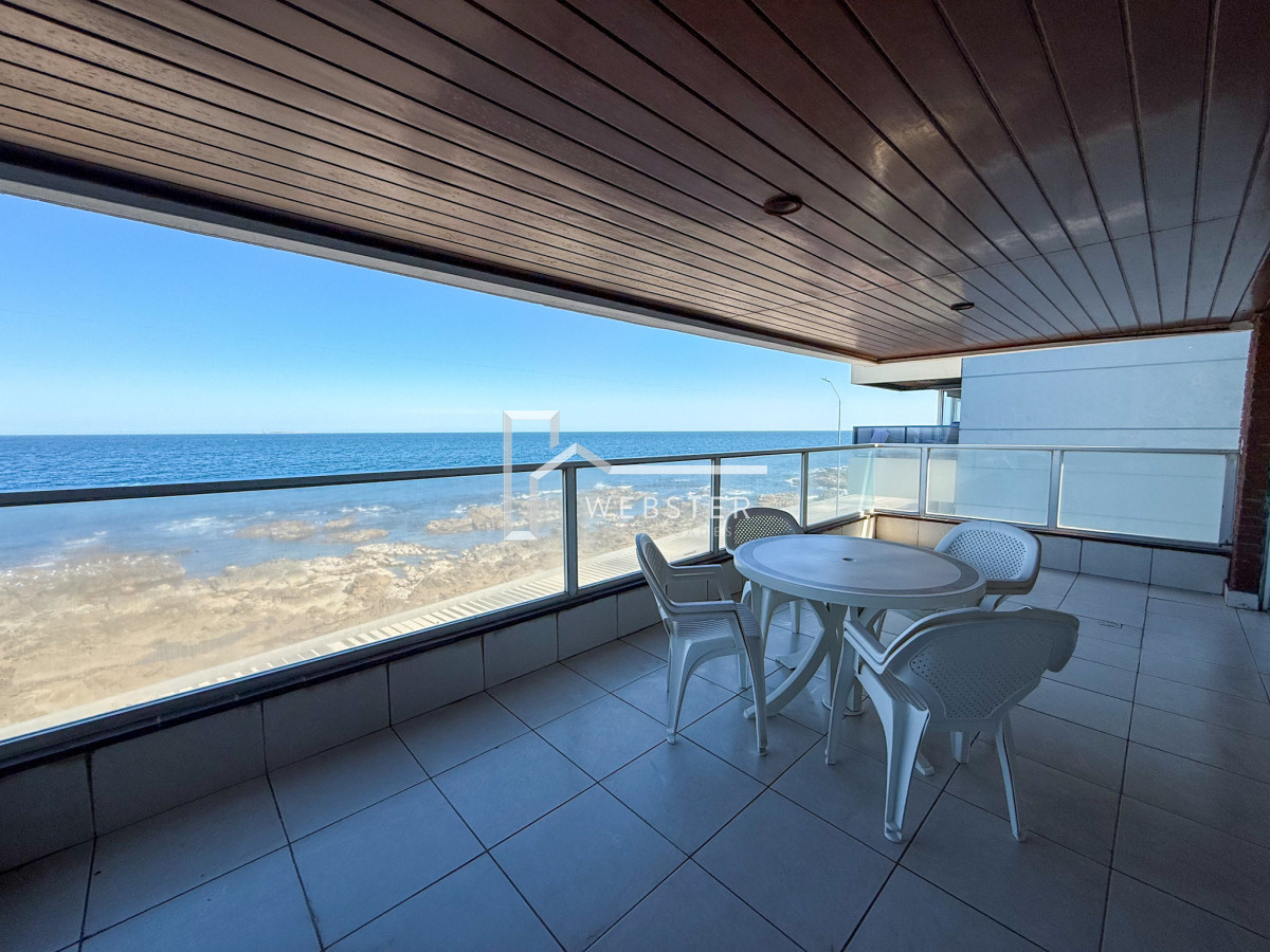 Apartamento ID.2024 - VENTA SEMI PISO PRIMERA LINEA PENINSULA VISTA DIRECTA AL MAR 3 DORMITORIOS + SERVICIO PUNTA DEL ESTE CON ESTUFA A LEÑA
