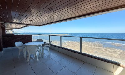 VENTA SEMI PISO PRIMERA LINEA PENINSULA VISTA DIRECTA AL MAR 3 DORMITORIOS + SERVICIO PUNTA DEL ESTE CON ESTUFA A LEÑA