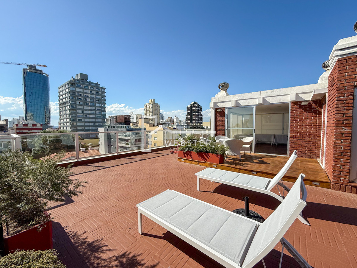Apartamento ID.2024 - VENTA SEMI PISO PRIMERA LINEA PENINSULA VISTA DIRECTA AL MAR 3 DORMITORIOS + SERVICIO PUNTA DEL ESTE CON ESTUFA A LEÑA