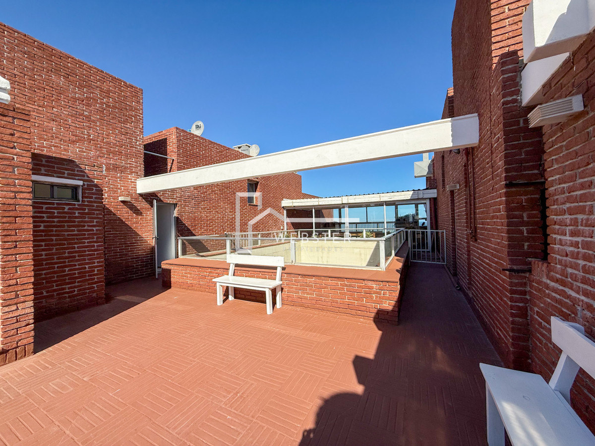 Apartamento ID.2024 - VENTA SEMI PISO PRIMERA LINEA PENINSULA VISTA DIRECTA AL MAR 3 DORMITORIOS + SERVICIO PUNTA DEL ESTE CON ESTUFA A LEÑA