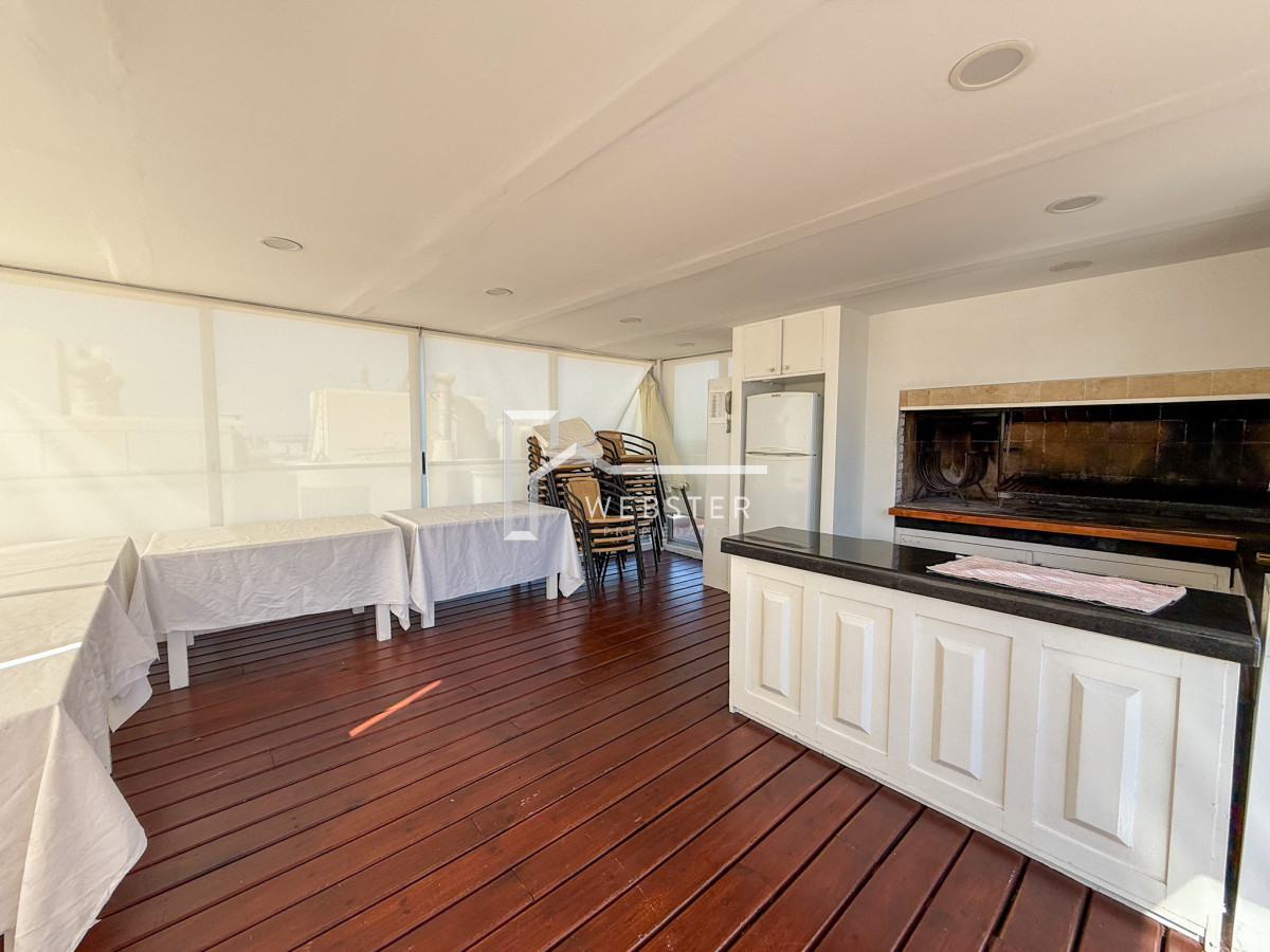 Apartamento ID.2024 - VENTA SEMI PISO PRIMERA LINEA PENINSULA VISTA DIRECTA AL MAR 3 DORMITORIOS + SERVICIO PUNTA DEL ESTE CON ESTUFA A LEÑA