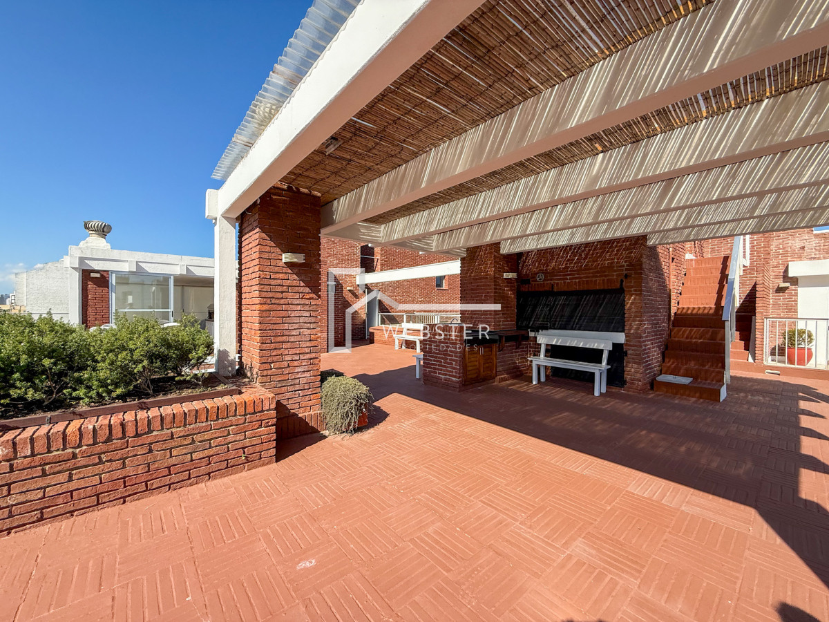 Apartamento ID.2024 - VENTA SEMI PISO PRIMERA LINEA PENINSULA VISTA DIRECTA AL MAR 3 DORMITORIOS + SERVICIO PUNTA DEL ESTE CON ESTUFA A LEÑA