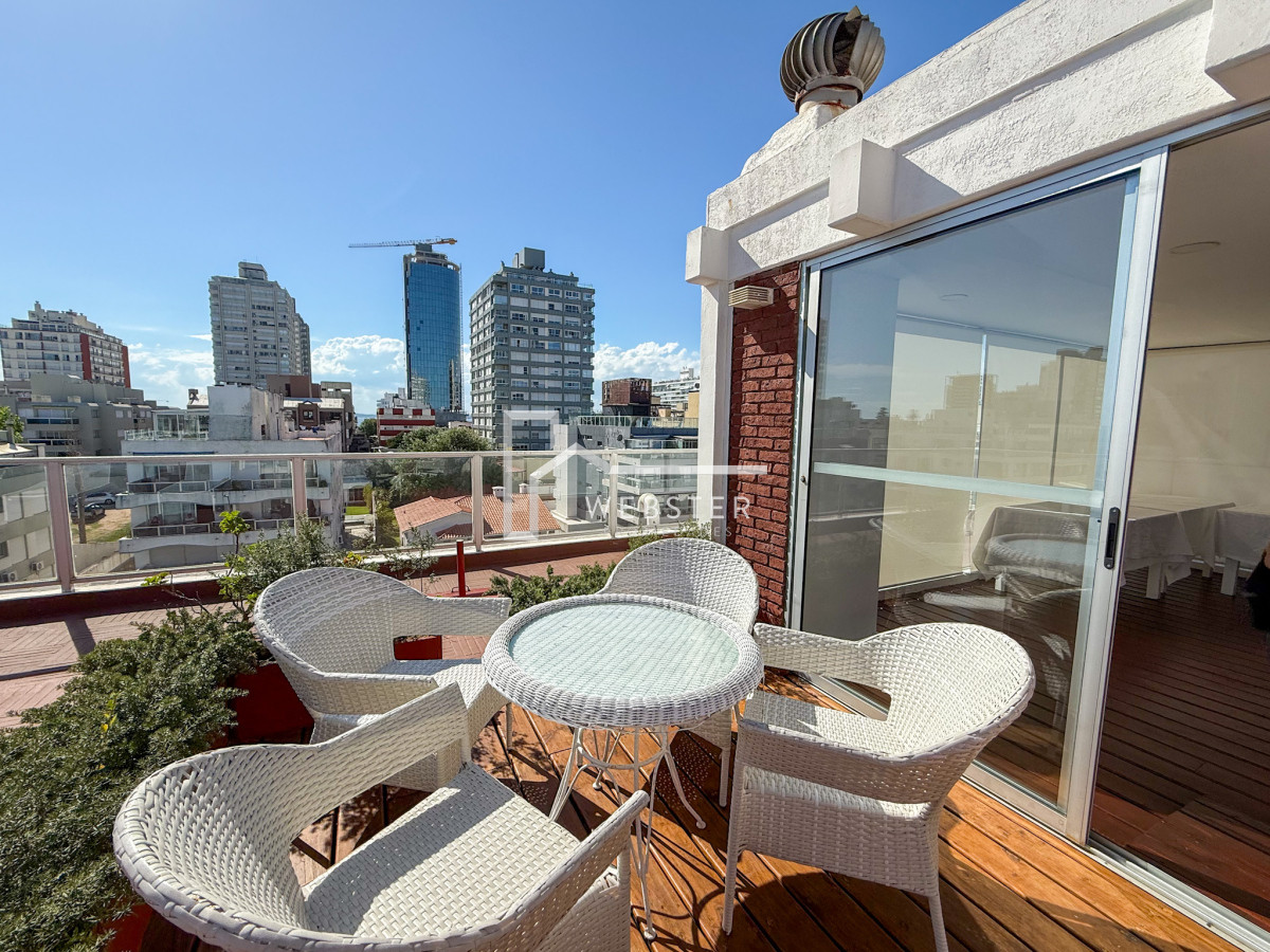 Apartamento ID.2024 - VENTA SEMI PISO PRIMERA LINEA PENINSULA VISTA DIRECTA AL MAR 3 DORMITORIOS + SERVICIO PUNTA DEL ESTE CON ESTUFA A LEÑA