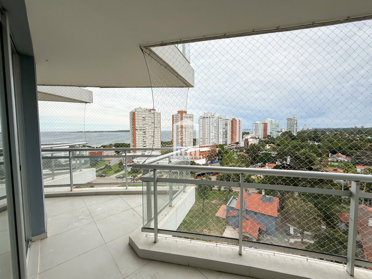VENTA APARTAMENTO 3 DORMITORIOS EN SUITE MAS DEPENDENCIA DE SERVICIO COMPLETA AMPLIO PLAYA MANSA - GoPunta - Portal Inmobiliario de Punta del Este - Maldonado
