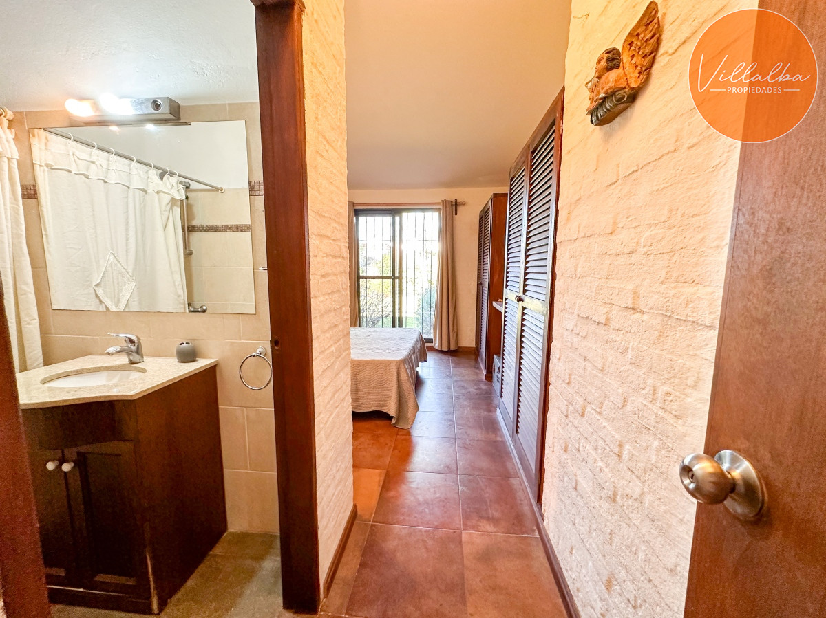 Apartamento ID.3168 - VENTA CASA 4 DORMITORIOS 3 BAÑOS EXCELENTE IMPECABLE ESTADO PINARES A METROS DEL MAR