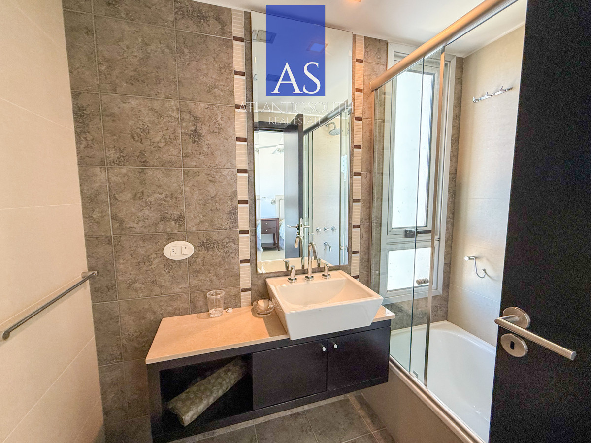 Apartamento ID.4002 - Apartamento 3 dormitorios en torre de categoría con vista al mar garage Playa Mansa