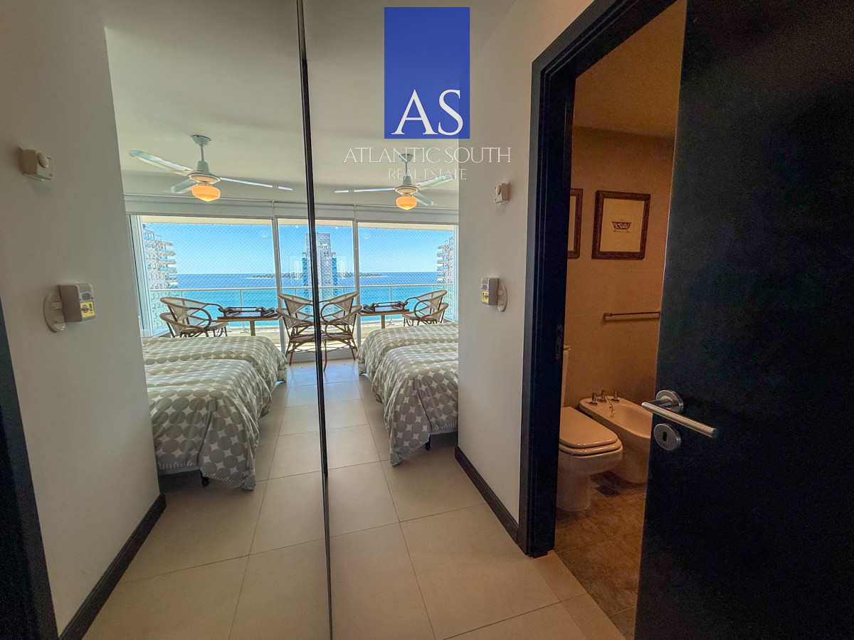 Apartamento ID.4002 - Apartamento 3 dormitorios en torre de categoría con vista al mar garage Playa Mansa