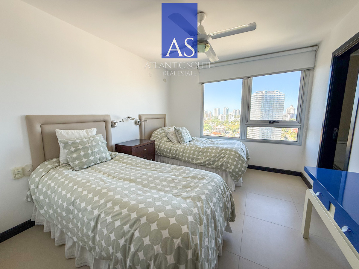 Apartamento ID.4002 - Apartamento 3 dormitorios en torre de categoría con vista al mar garage Playa Mansa