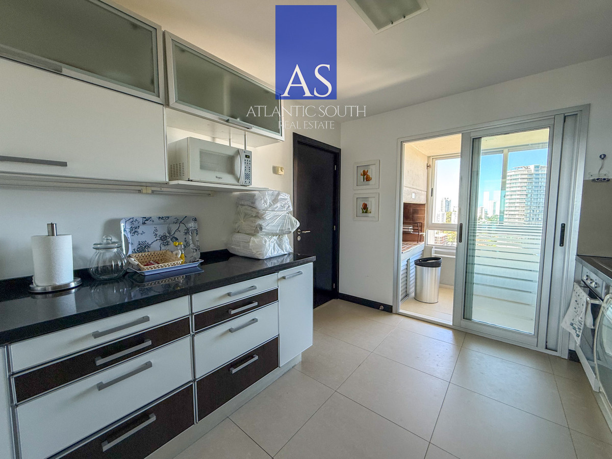 Apartamento ID.4002 - Apartamento 3 dormitorios en torre de categoría con vista al mar garage Playa Mansa