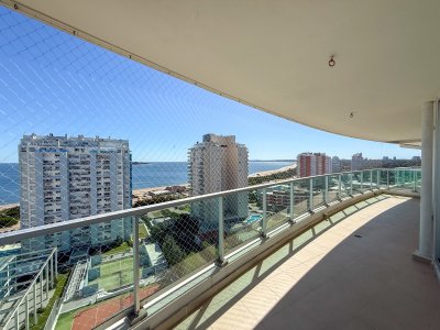 Apartamento 3 dormitorios en torre de categoría con vista al mar garage Playa Mansa