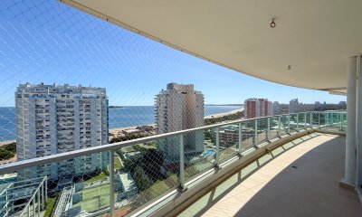 Apartamento 3 dormitorios en torre de categoría con vista al mar garage Playa Mansa