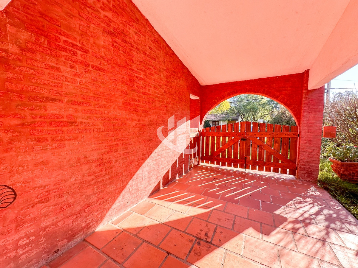 Casa ID.1439 - VENTA CASA 4 DORMITORIOS 3 BAÑOS EXCELENTE IMPECABLE ESTADO PINARES A METROS DEL MAR
