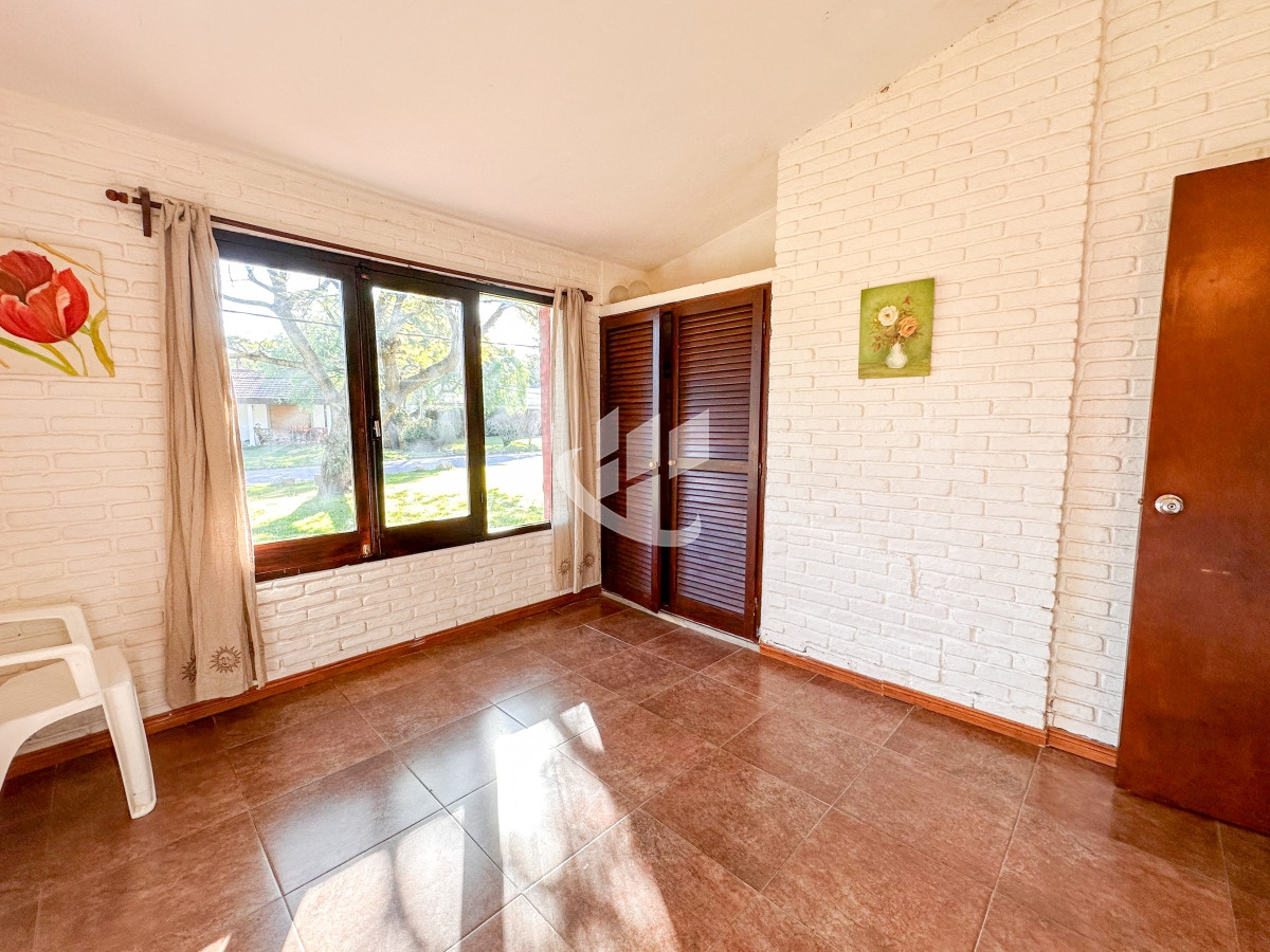 Casa ID.1439 - VENTA CASA 4 DORMITORIOS 3 BAÑOS EXCELENTE IMPECABLE ESTADO PINARES A METROS DEL MAR