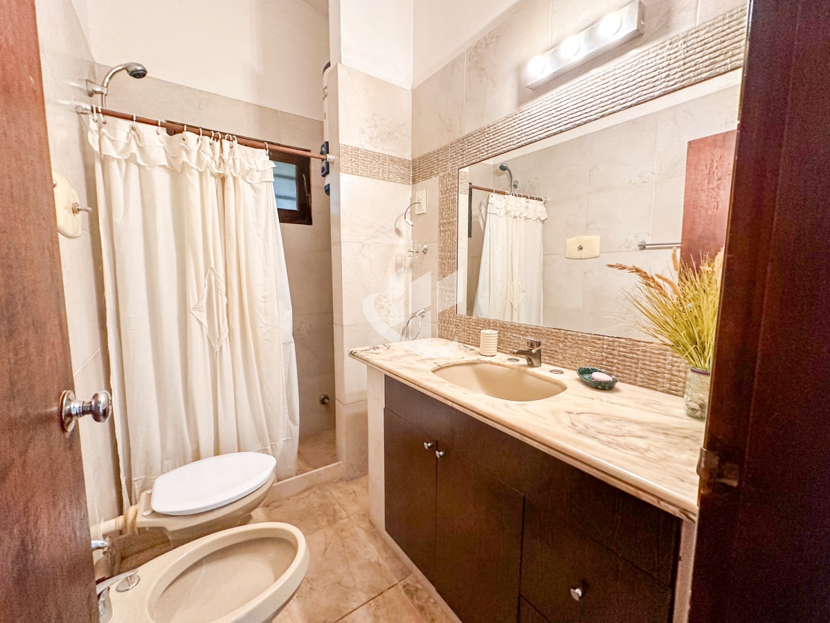 Casa ID.1439 - VENTA CASA 4 DORMITORIOS 3 BAÑOS EXCELENTE IMPECABLE ESTADO PINARES A METROS DEL MAR