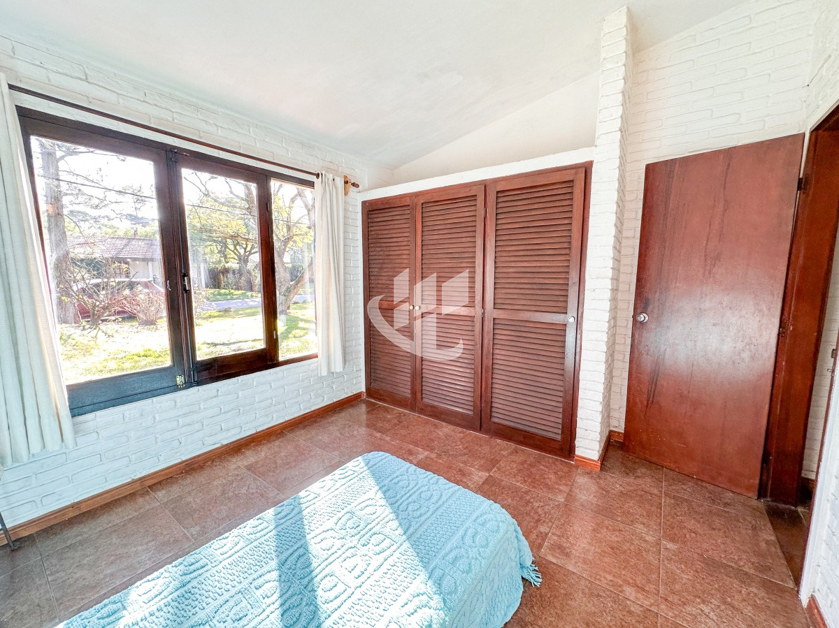 Casa ID.1439 - VENTA CASA 4 DORMITORIOS 3 BAÑOS EXCELENTE IMPECABLE ESTADO PINARES A METROS DEL MAR