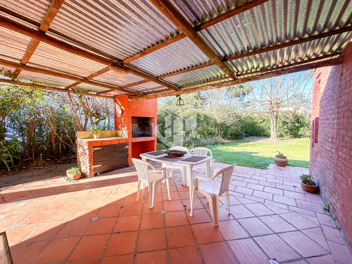Casa ID.1439 - VENTA CASA 4 DORMITORIOS 3 BAÑOS EXCELENTE IMPECABLE ESTADO PINARES A METROS DEL MAR