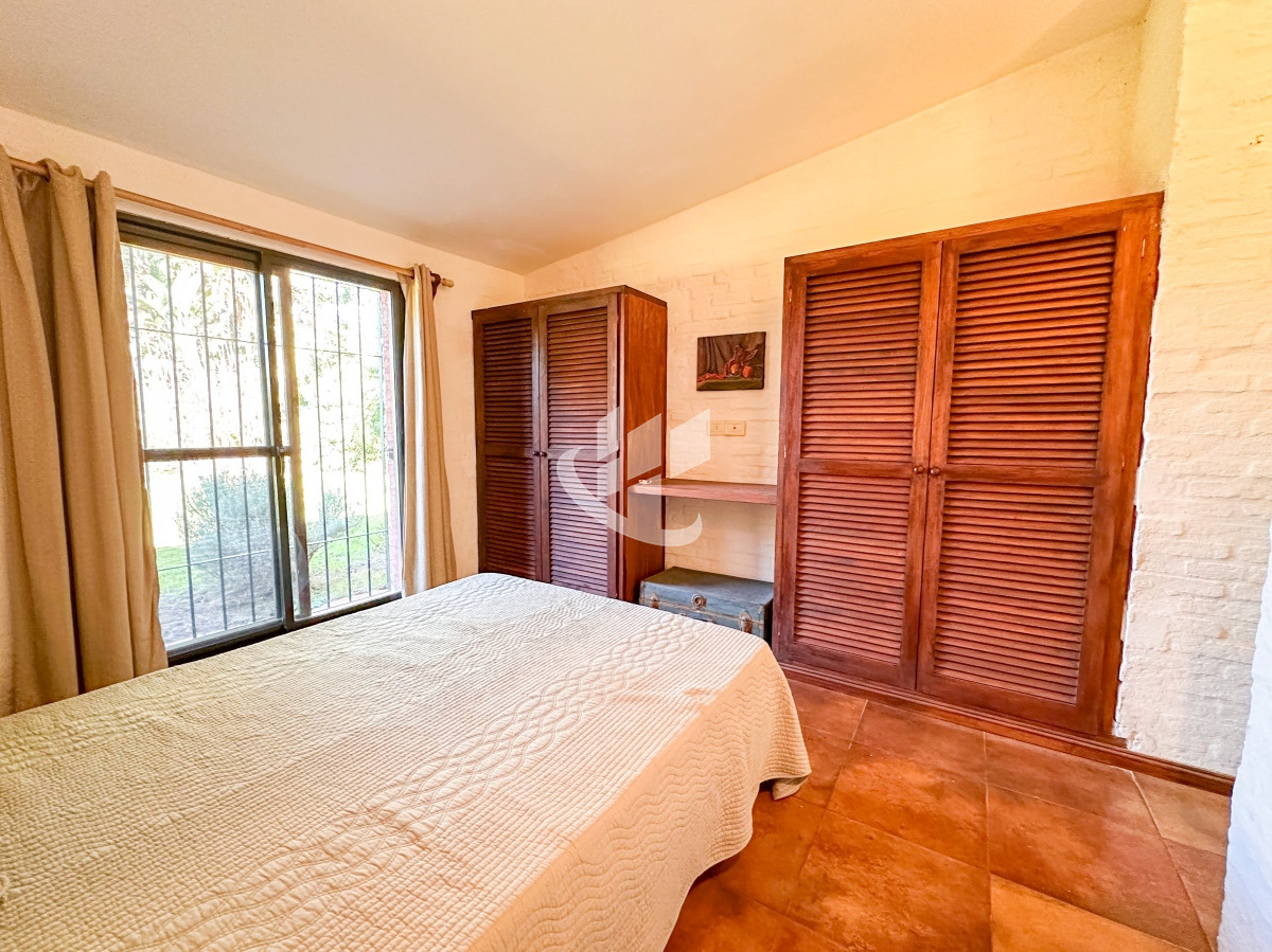 Casa ID.1439 - VENTA CASA 4 DORMITORIOS 3 BAÑOS EXCELENTE IMPECABLE ESTADO PINARES A METROS DEL MAR