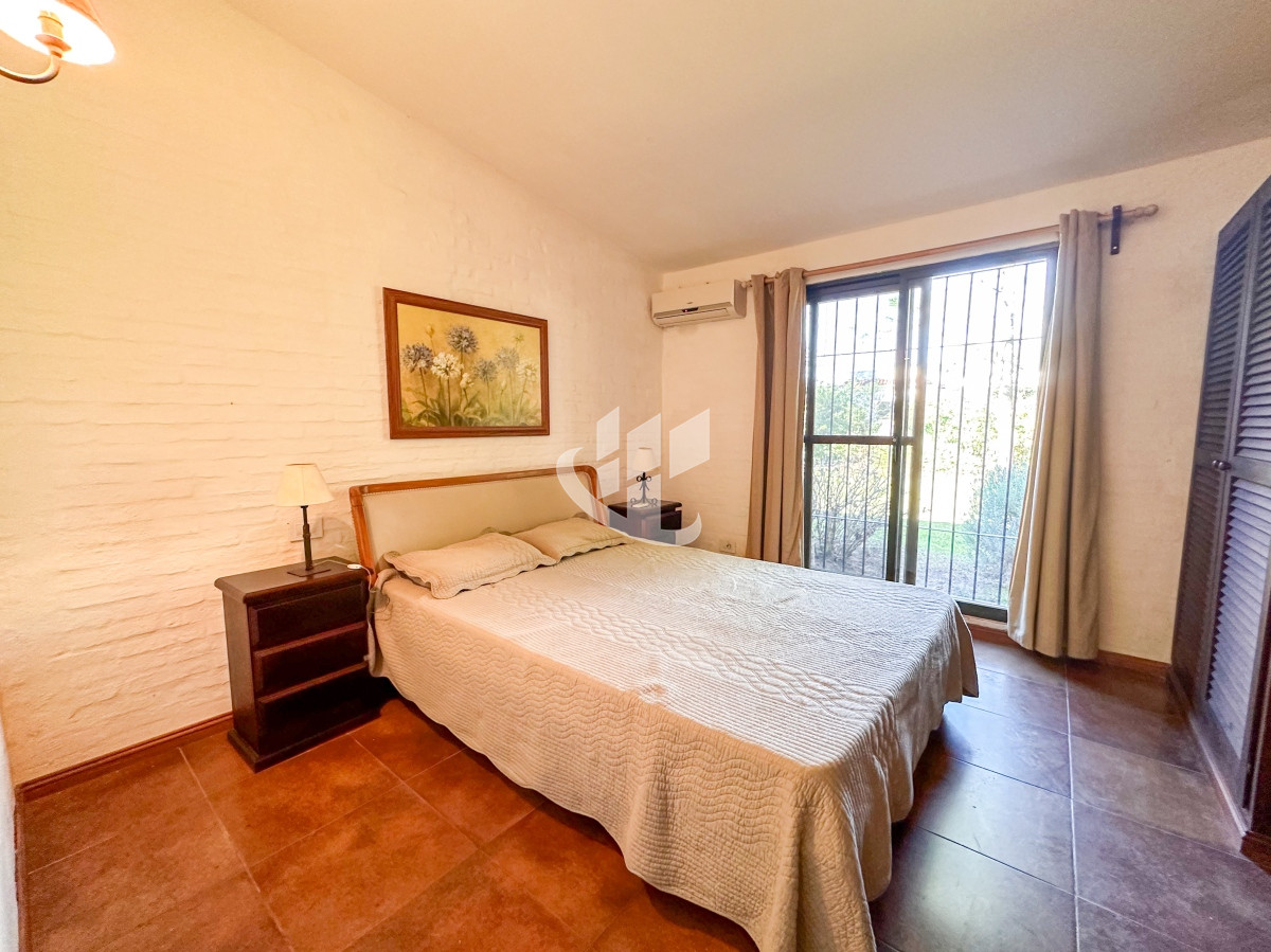 Casa ID.1439 - VENTA CASA 4 DORMITORIOS 3 BAÑOS EXCELENTE IMPECABLE ESTADO PINARES A METROS DEL MAR