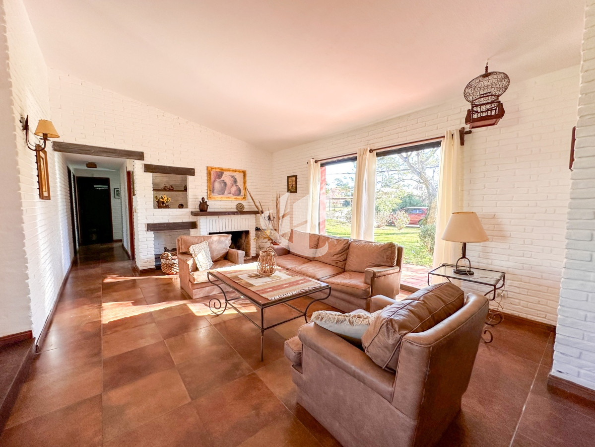 Casa ID.1439 - VENTA CASA 4 DORMITORIOS 3 BAÑOS EXCELENTE IMPECABLE ESTADO PINARES A METROS DEL MAR