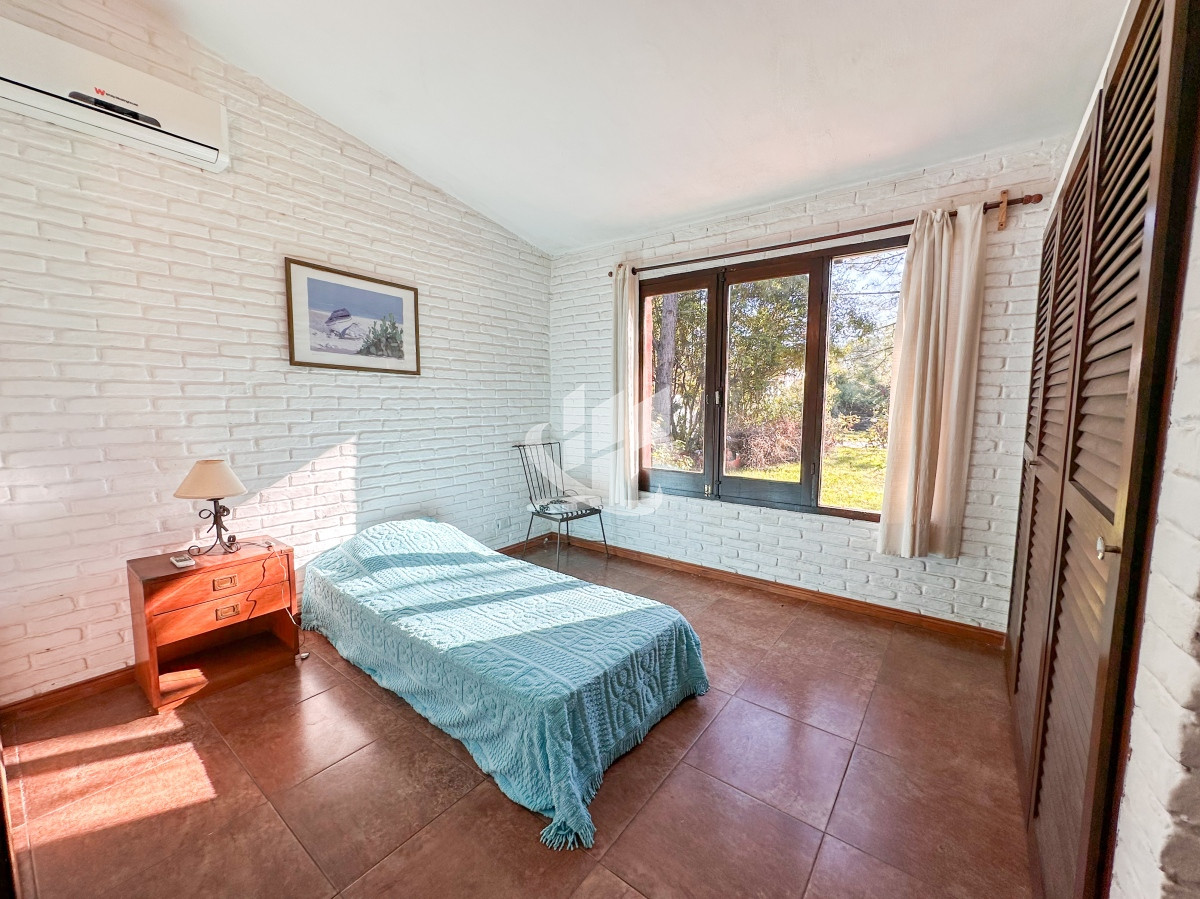 Casa ID.1439 - VENTA CASA 4 DORMITORIOS 3 BAÑOS EXCELENTE IMPECABLE ESTADO PINARES A METROS DEL MAR