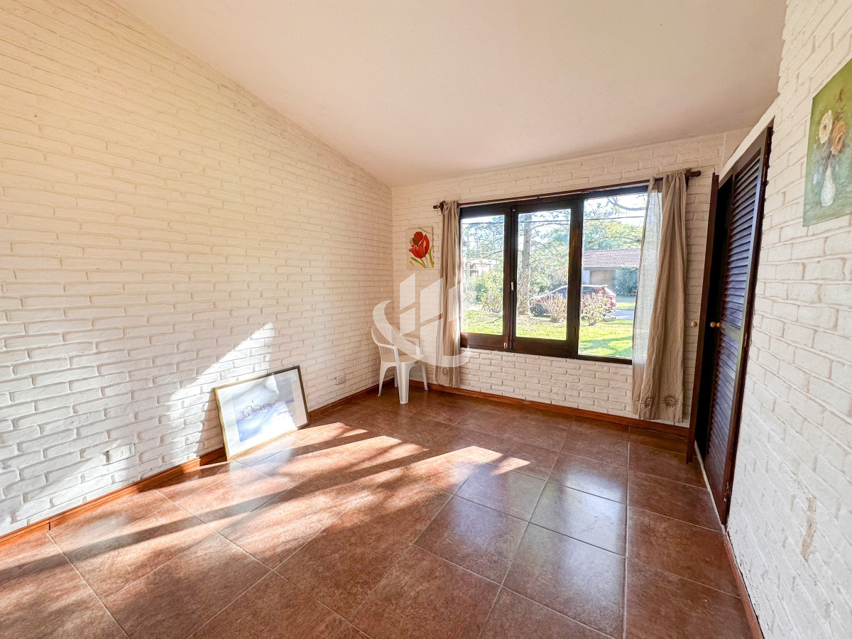Casa ID.1439 - VENTA CASA 4 DORMITORIOS 3 BAÑOS EXCELENTE IMPECABLE ESTADO PINARES A METROS DEL MAR