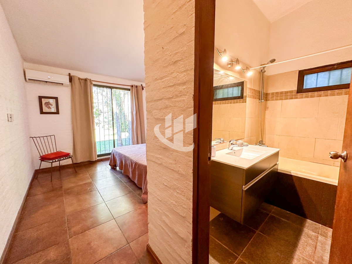 Casa ID.1439 - VENTA CASA 4 DORMITORIOS 3 BAÑOS EXCELENTE IMPECABLE ESTADO PINARES A METROS DEL MAR