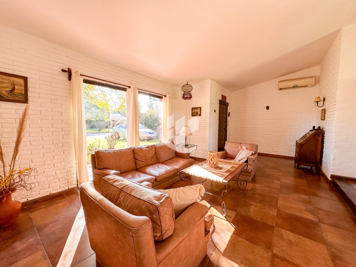 Casa ID.1439 - VENTA CASA 4 DORMITORIOS 3 BAÑOS EXCELENTE IMPECABLE ESTADO PINARES A METROS DEL MAR