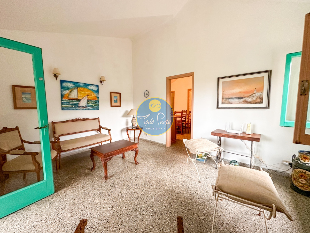 venta casa 2 dormitorios + dependencia de servicio completo 175 m2 edificados barbacoa garage y cochera imperdible punta del este las delicias  - tdp8583c