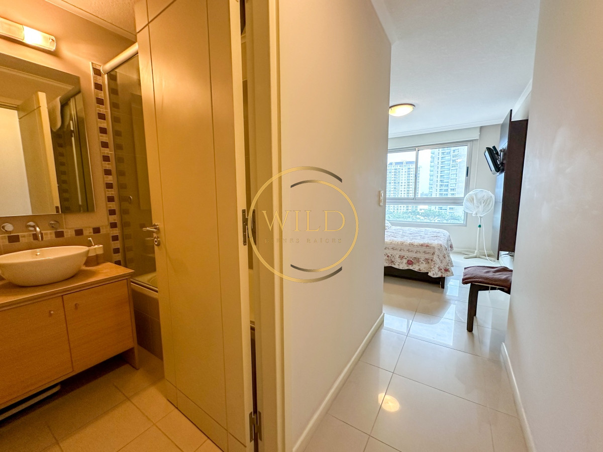 Apartamento ID.1894 - VENTA OPORTUNIDAD PISO MEDIO ALTO 3 DORMITORIOS SUITES OCEAN DRIVE PUNTA DEL ESTE
