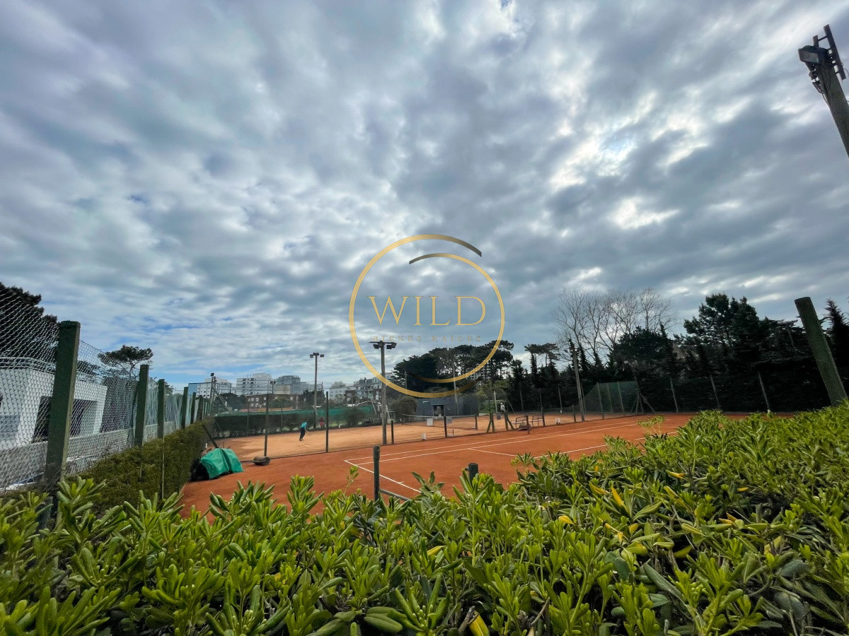 Apartamento ID.1894 - VENTA OPORTUNIDAD PISO MEDIO ALTO 3 DORMITORIOS SUITES OCEAN DRIVE PUNTA DEL ESTE