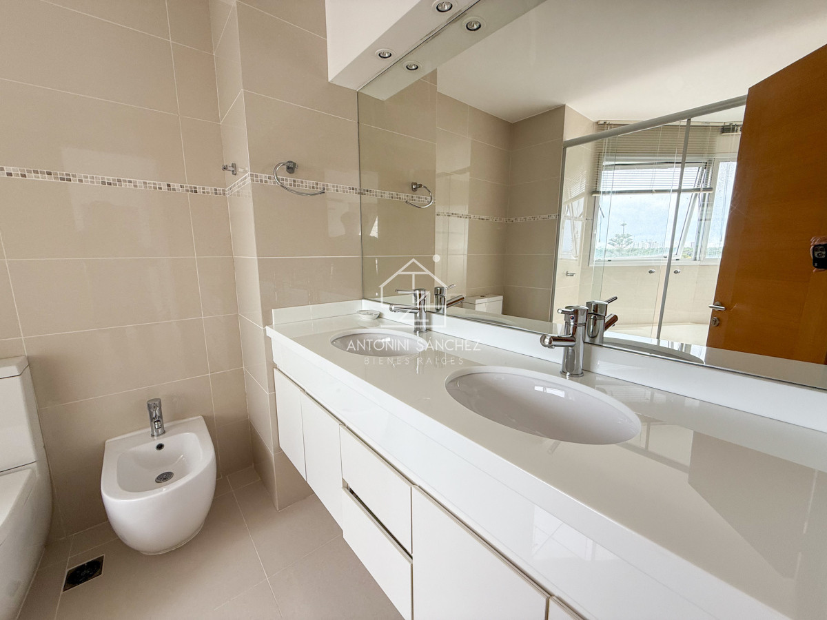 Apartamento ID.2018 - VENTA APARTAMENTO 3 DORMITORIOS EN SUITE MAS DEPENDENCIA DE SERVICIO COMPLETA AMPLIO PLAYA MANSA