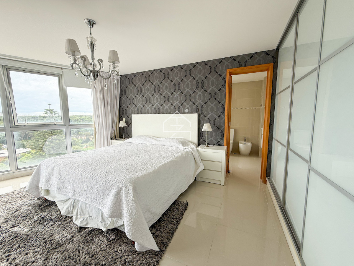 Apartamento ID.2018 - VENTA APARTAMENTO 3 DORMITORIOS EN SUITE MAS DEPENDENCIA DE SERVICIO COMPLETA AMPLIO PLAYA MANSA