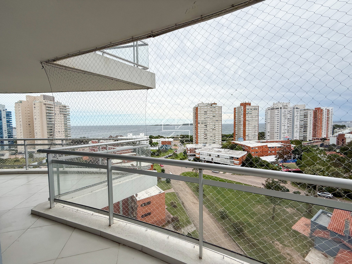 Apartamento ID.2018 - VENTA APARTAMENTO 3 DORMITORIOS EN SUITE MAS DEPENDENCIA DE SERVICIO COMPLETA AMPLIO PLAYA MANSA