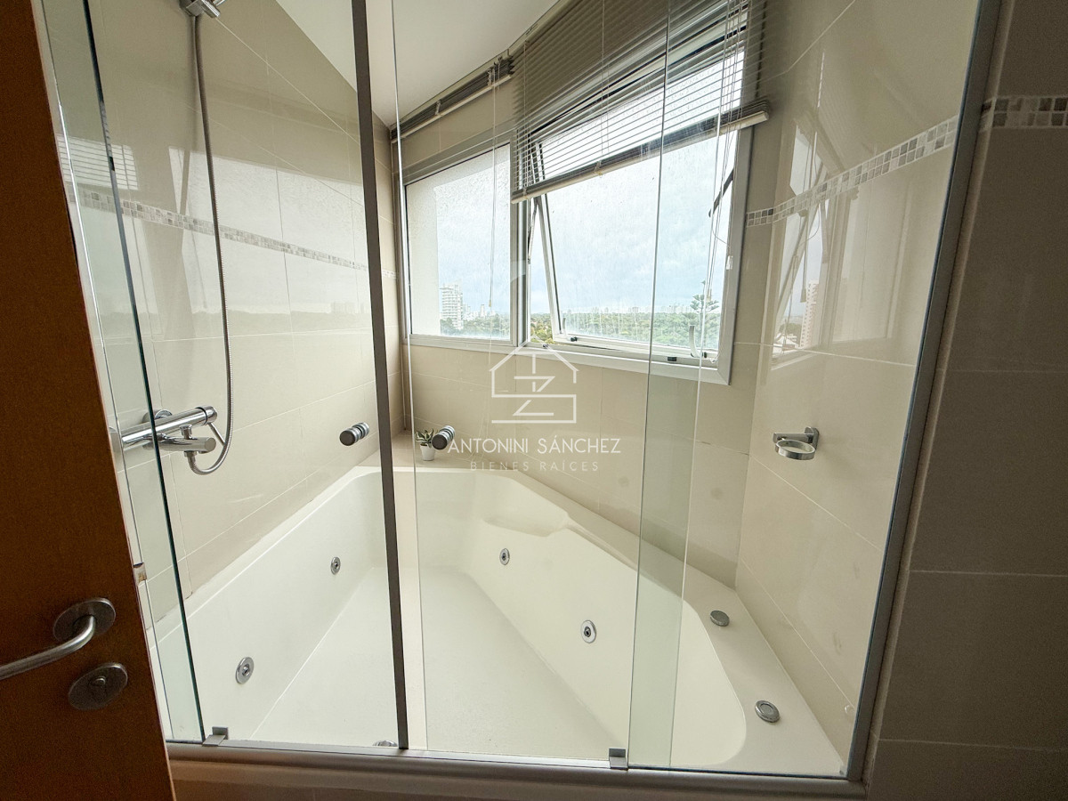 Apartamento ID.2018 - VENTA APARTAMENTO 3 DORMITORIOS EN SUITE MAS DEPENDENCIA DE SERVICIO COMPLETA AMPLIO PLAYA MANSA