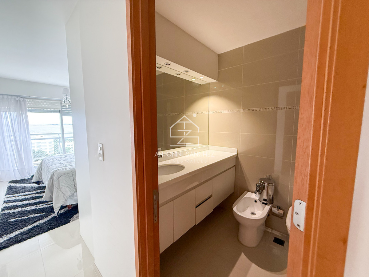 Apartamento ID.2018 - VENTA APARTAMENTO 3 DORMITORIOS EN SUITE MAS DEPENDENCIA DE SERVICIO COMPLETA AMPLIO PLAYA MANSA
