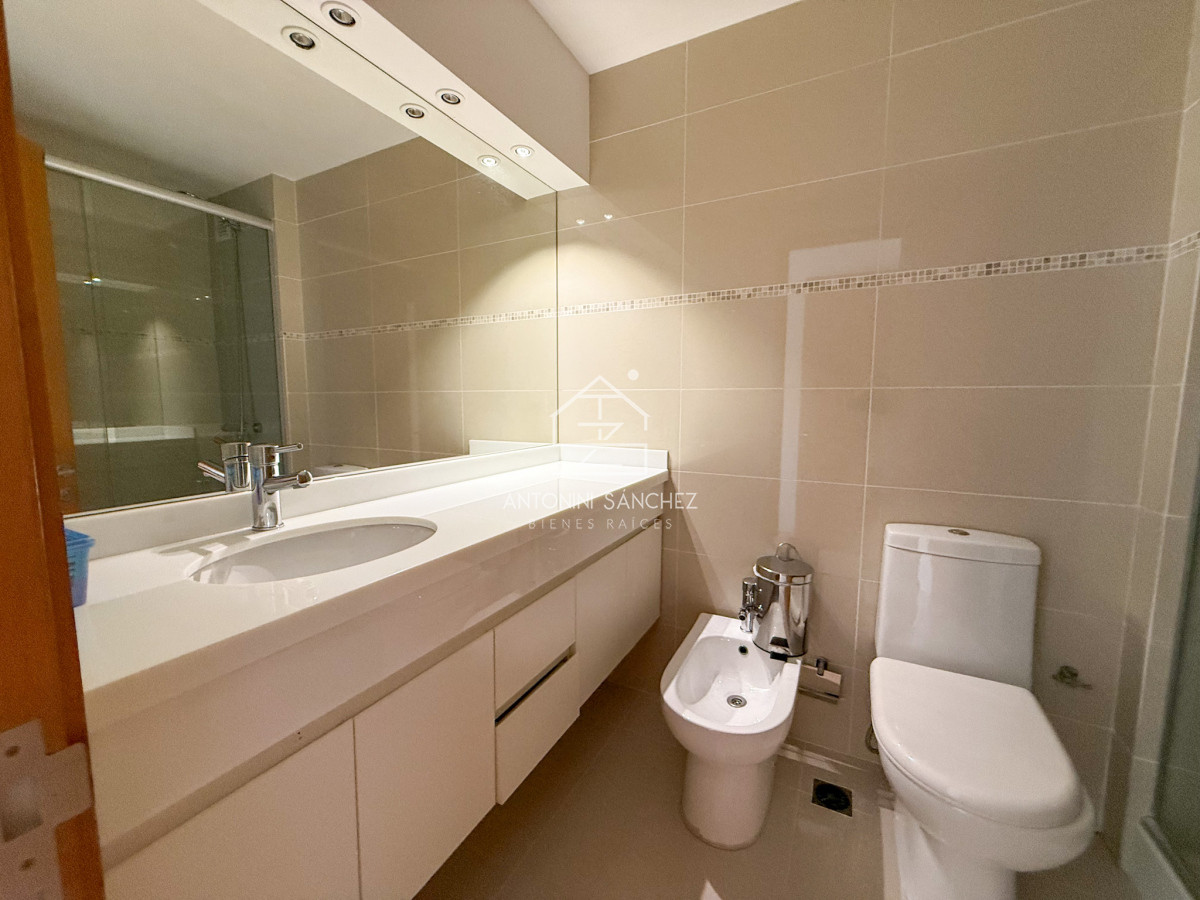 Apartamento ID.2018 - VENTA APARTAMENTO 3 DORMITORIOS EN SUITE MAS DEPENDENCIA DE SERVICIO COMPLETA AMPLIO PLAYA MANSA