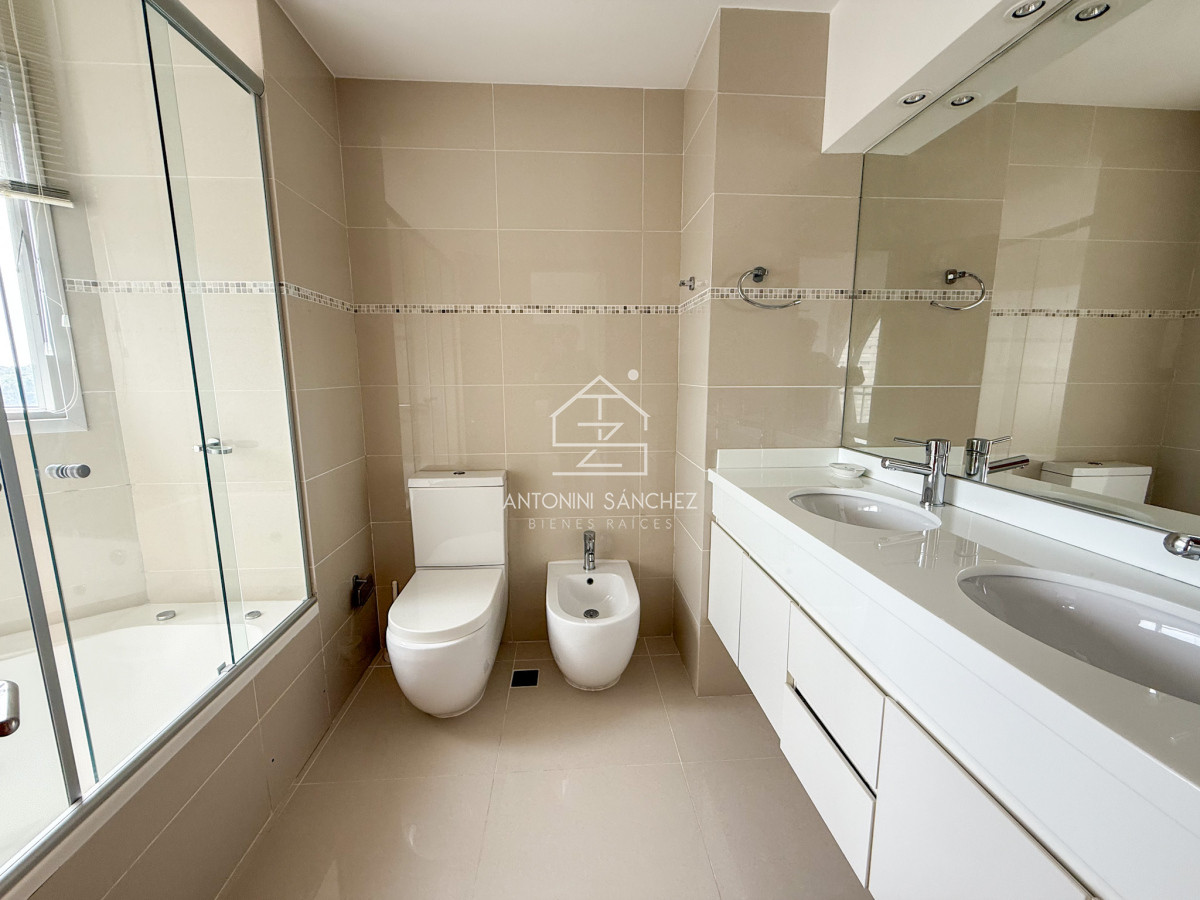 Apartamento ID.2018 - VENTA APARTAMENTO 3 DORMITORIOS EN SUITE MAS DEPENDENCIA DE SERVICIO COMPLETA AMPLIO PLAYA MANSA