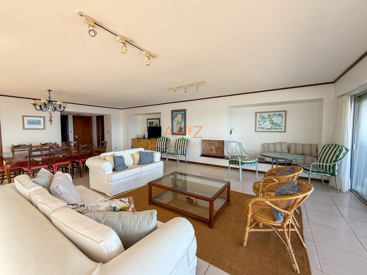 Apartamento ID.2316 - VENTA SEMI PISO PRIMERA LINEA PENINSULA VISTA DIRECTA AL MAR 3 DORMITORIOS + SERVICIO PUNTA DEL ESTE CON ESTUFA A LEÑA